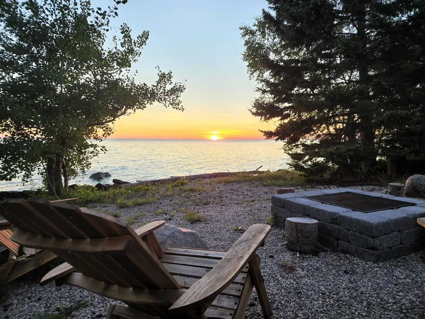 3BR Lakefront HotTub Fire Pit/Pl 4 season house - Image 1