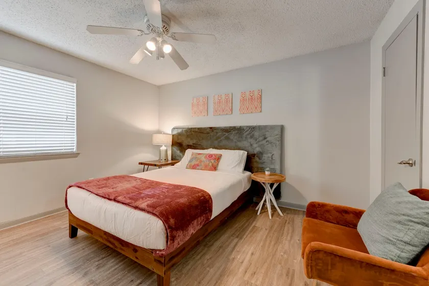 Apartment w/pool, patio & pet-friendly workspace - Image 1