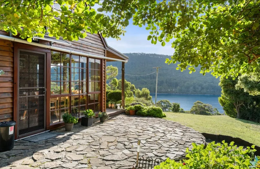 Exclusive Cottage: Views, Gardens, & Fireplaces - Image 1