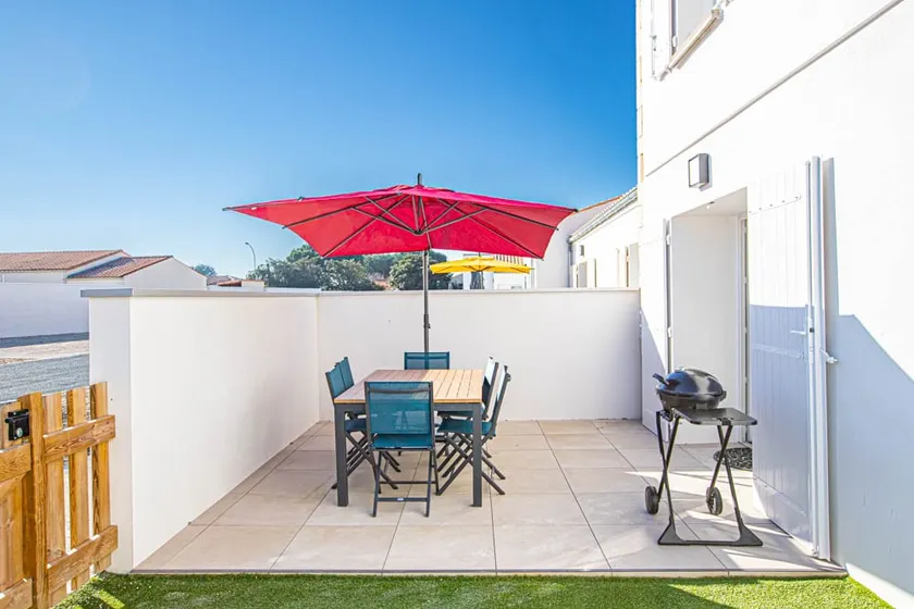 The Commodore-House-Parking-Pool-Beach 5kms - Image 1