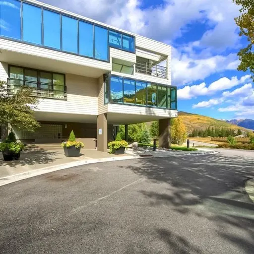 Great 2 Bedroom 2 bath top ski condo with Pool - Image 1