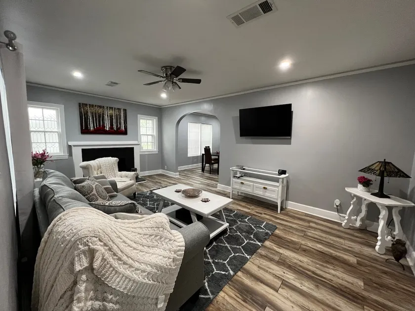 Bella House. 2 bd/2 ba. Fenced. Near downtown. - Image 1