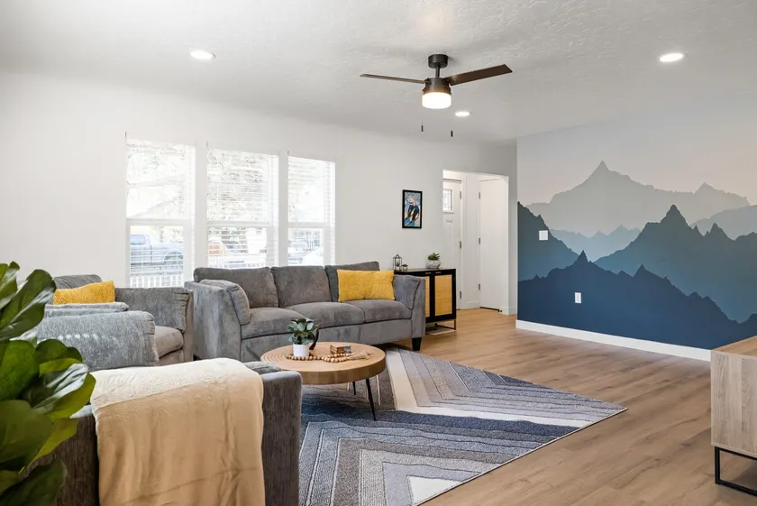 Modern family home with loft near foothills - Image 1