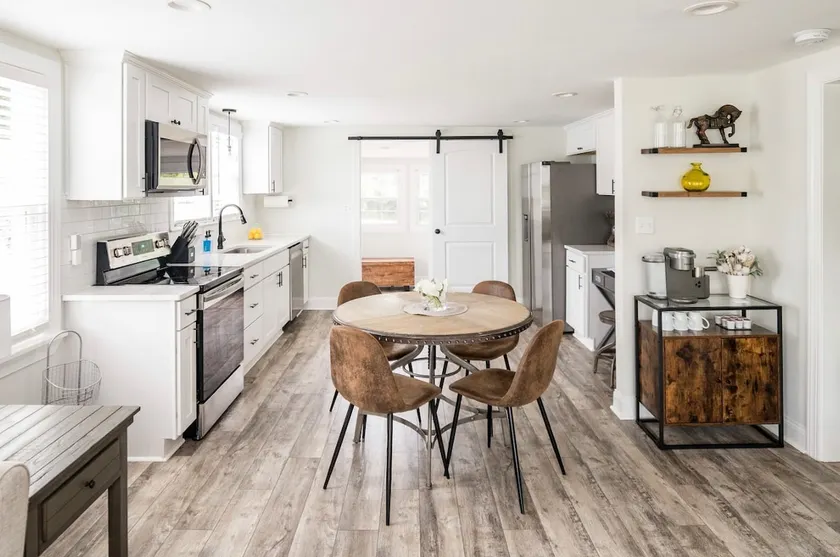 Charming Magnolia Cottage with Hot Tub Near Liberty & Downtown - Image 1