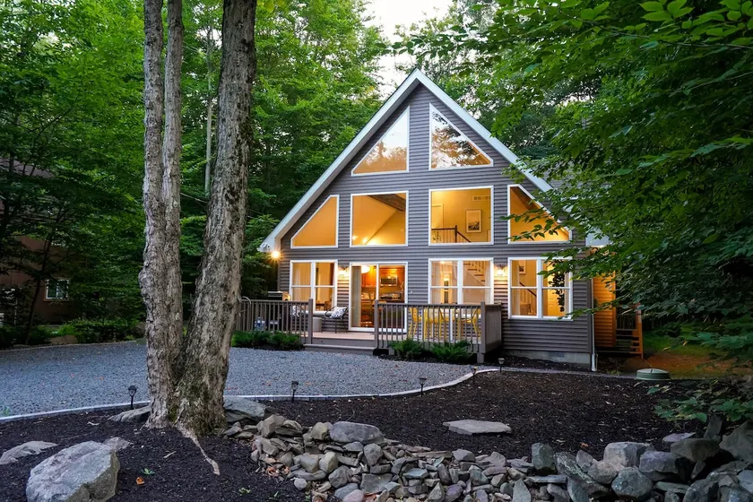 ⭐️ Serenitie Chalet at Arrowhead Lake - Modern Poconos Escape with Fire Pit - Image 1