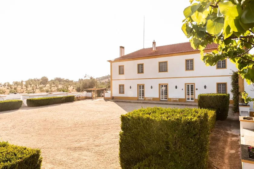 Countryside 6 bedroom house with a pool - Image 1