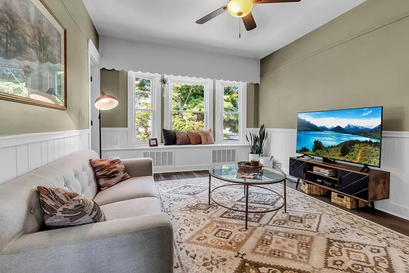 Spacious 2 bed 1 bath Across from Farmers Market - Image 1