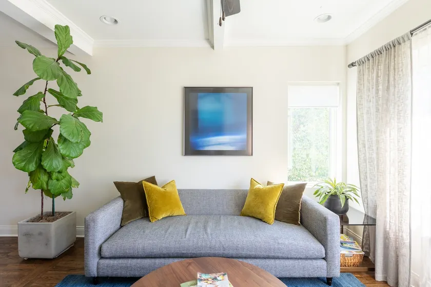 Beautiful 4 bedroom 3 full bath Bungalow - Image 1