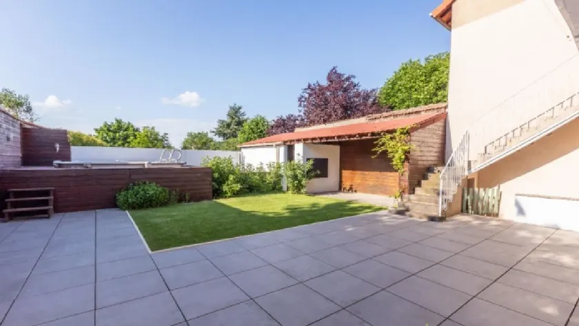 Very large pleasant townhouse with pool - Image 1