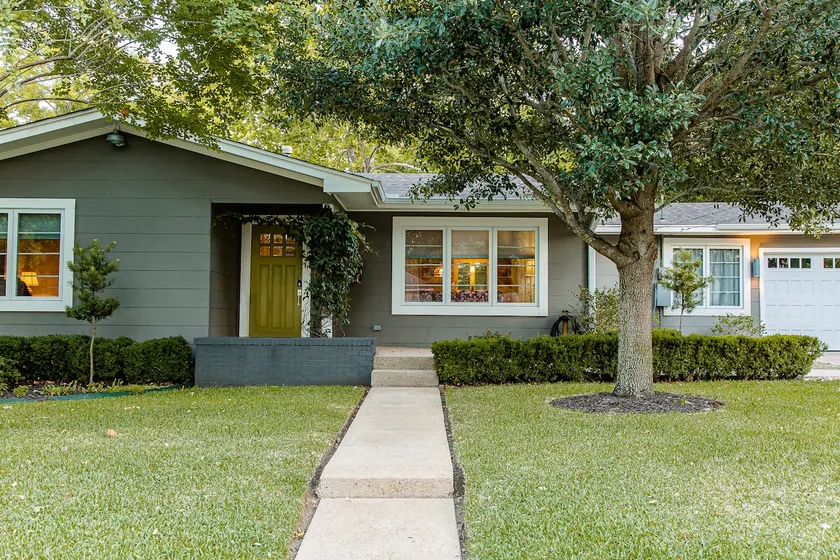 The Giving Tree- Brenham Bungalow - Image 1