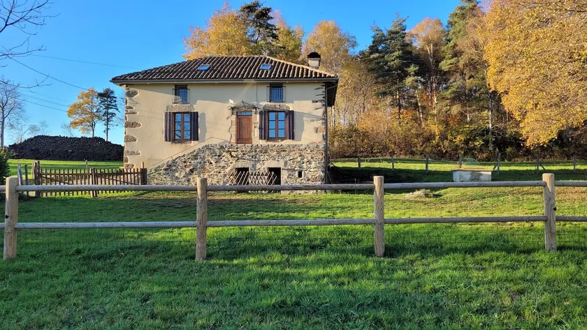 Quiet Auvergne house near lake - Image 1
