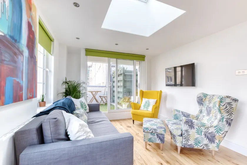 Central Bright 3 Bed Flat with Parking - Image 1