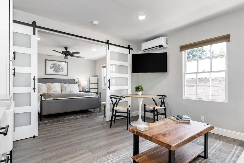Luxurious -Pet Friendly Suite Downtown Paso. - Image 1