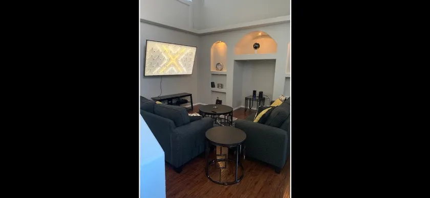 Comfortable 4 bedroom king size bed 2 car garage. - Image 1