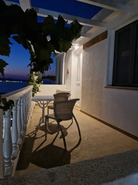 Lovely place with a sea-facing patio - Image 1