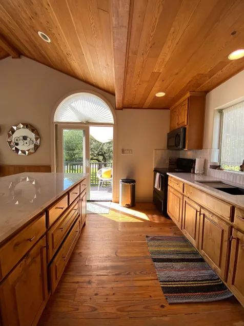 Cozy 1 Bedroom Bungalow near Lake Travis - Image 1