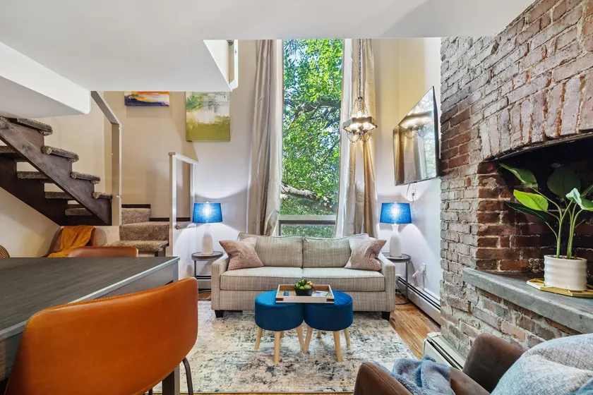 Queen BD Loft Free Parking, 500 MBPS WiFi 5 - Image 1