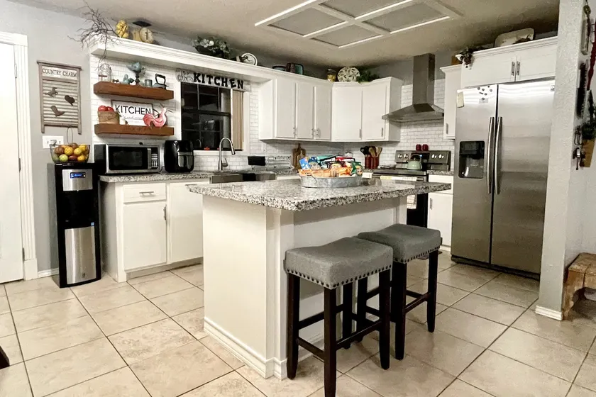 3 Bd/2 Ba open concept home with plenty of parking - Image 1