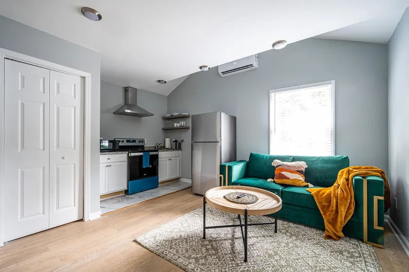 Unwind in a Modern Suite near Marietta Square - Image 1