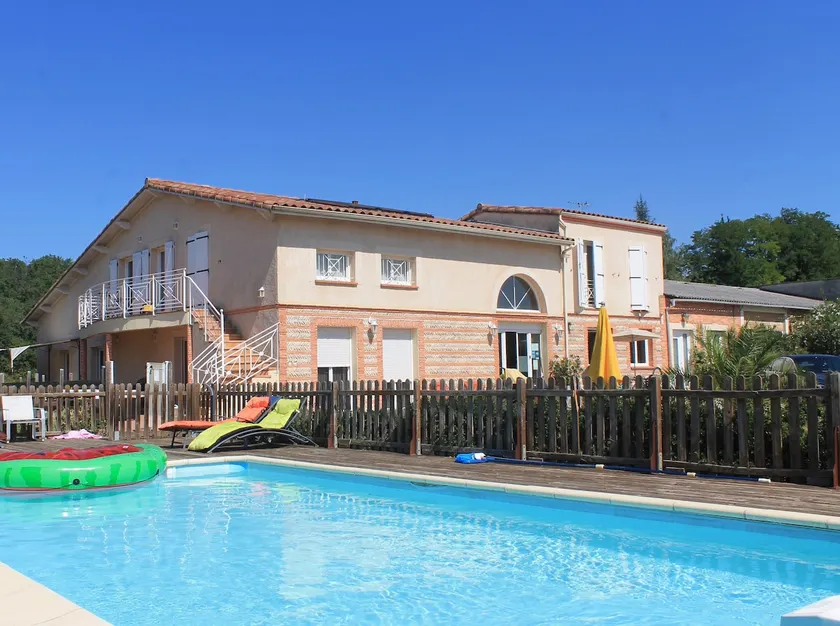 Lovely apartment with pool facing the Pyrenees - Image 1
