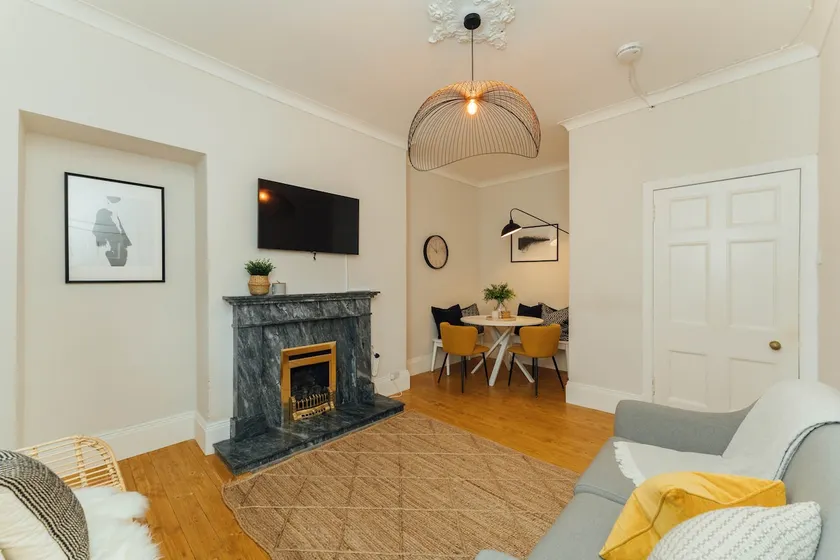 Riverside 2-Bed Ground Floor Flat | Free Parking - Image 1