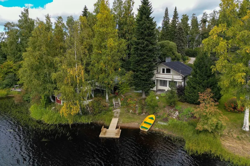 Detached house near the city center on the shore of a lake - Image 1