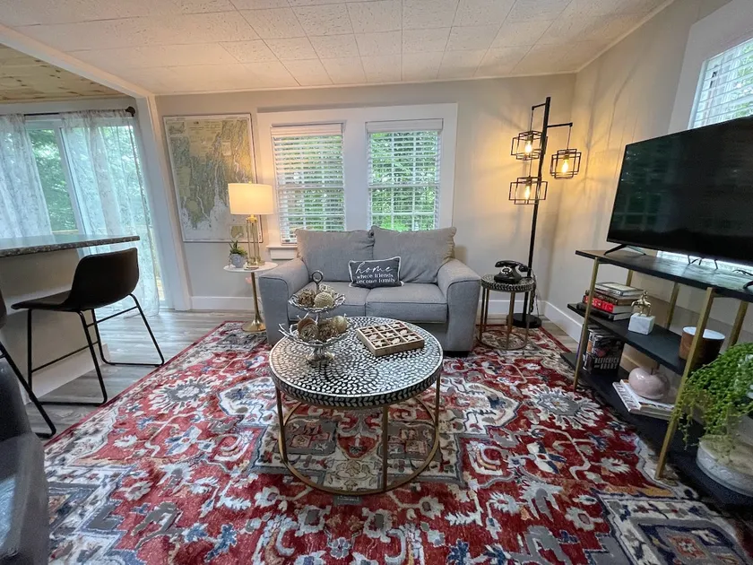 Spacious 1 Bedroom Cottage Close to Everything 1 - Image 1