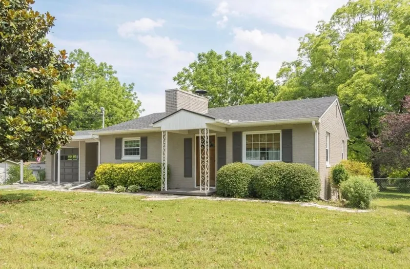 Charming Knoxville Farmhouse - Image 1