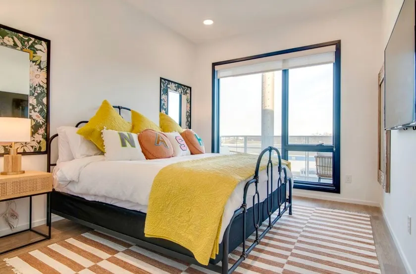 Stylish downtown condo w/ pool & parking - Image 1