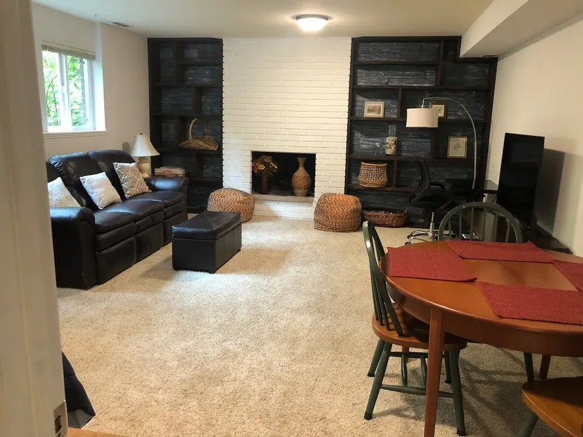 Cozy 1 bedroom with living room and Kitchenette. - Image 1