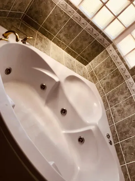 Cozy 2-bed w/ Jacuzzi - Image 1
