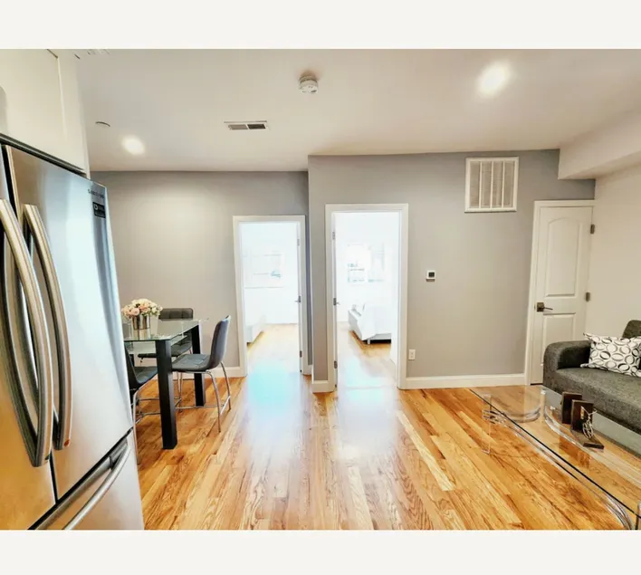 Lovely 2 bedroom apartment Free parking - Image 1