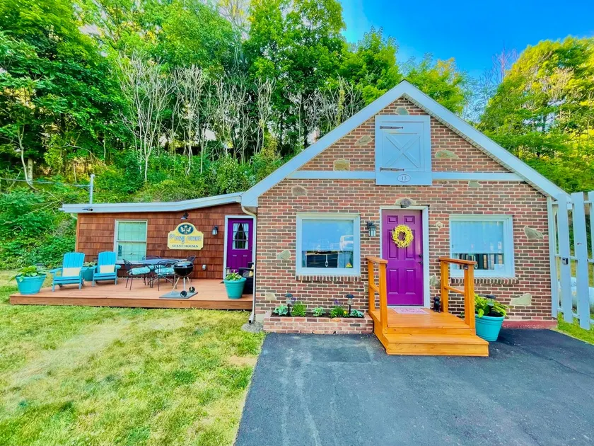Cozy Corner Cottage .5 mi from HersheyPark - Image 1
