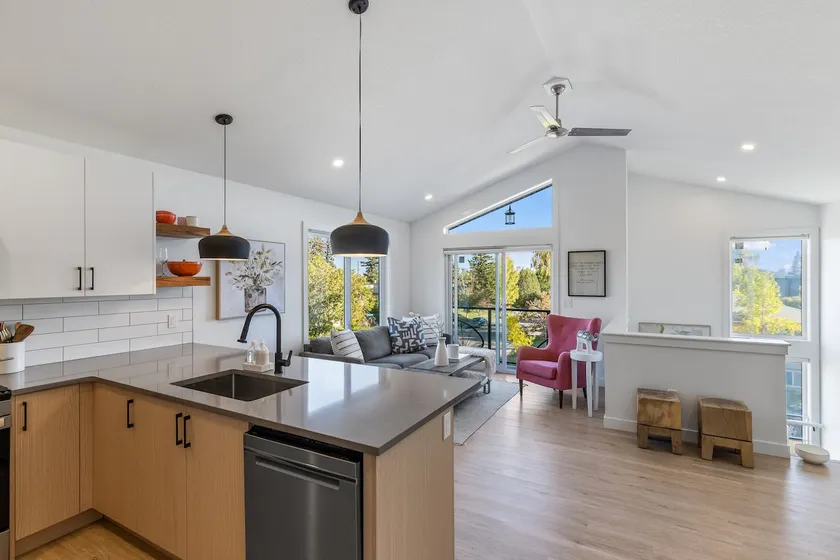 Stylish 2 Beds 2 Baths Townhome | Working desk - Image 1
