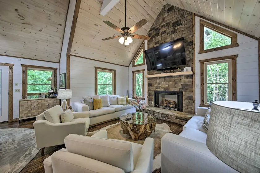 Blue Ridge Cabin w/Basketball-Putting Green-HotTub - Image 1