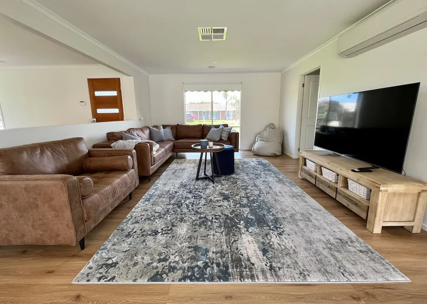 Executive 4 bedroom home close to Lake Mulwala - Image 1