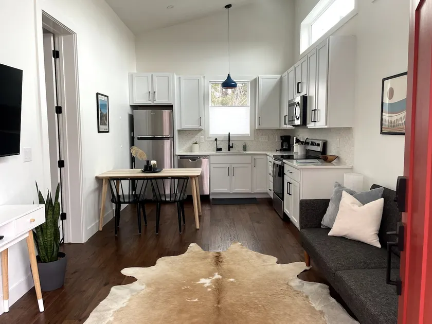 Bright and Cheerful 1 Bedroom Home - Image 1