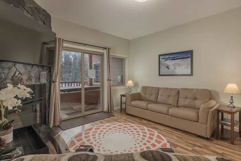 2 Bedroom Mountain View Condo with Private Hottub - Image 1