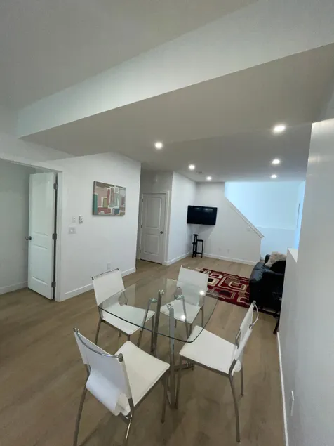 Ebony exquisite suite in Kensington - Image 1