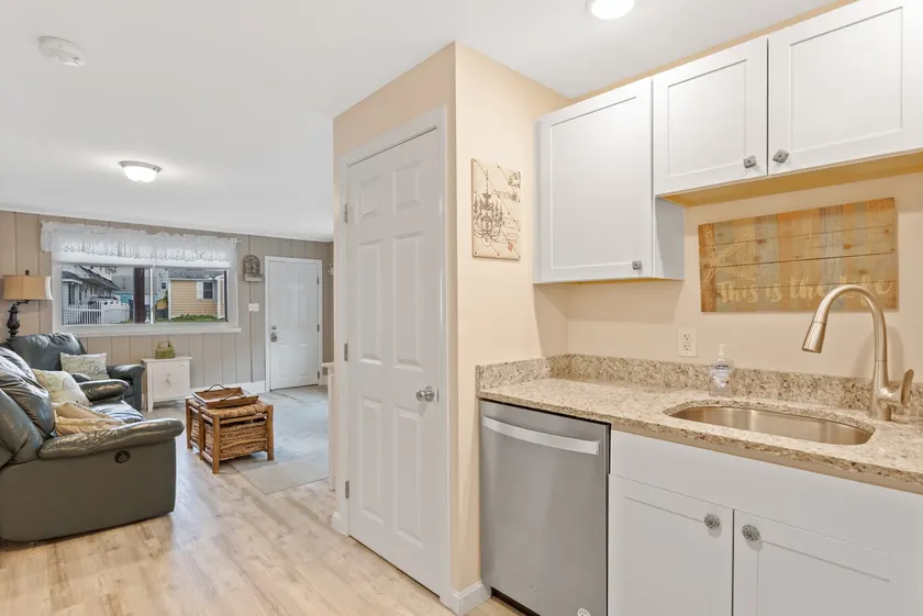 Beautiful 2-Bedroom unit, 5 min walk to the beach! - Image 1
