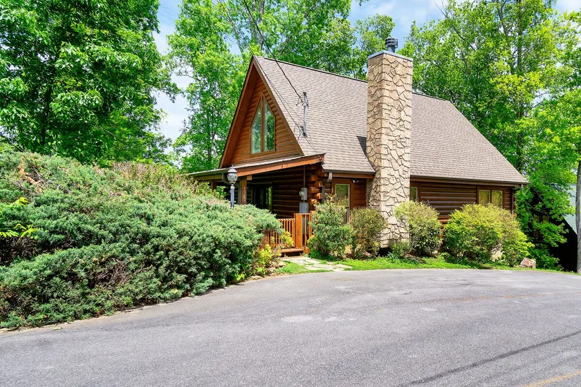 Nice Cabin, Sleeps 8, Arcade Games & Hot TUB! - Image 1
