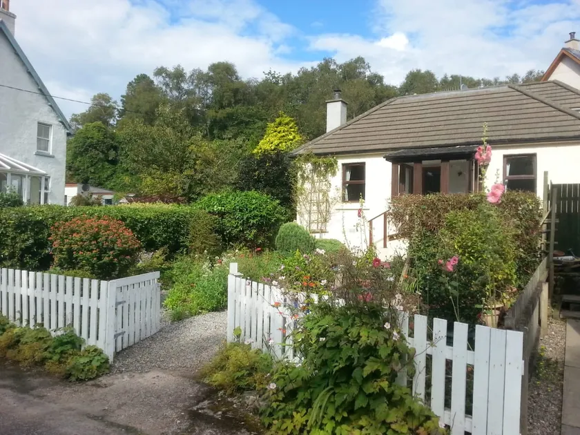 A cosy cottage next to the Isle of Skye bridge - Image 1