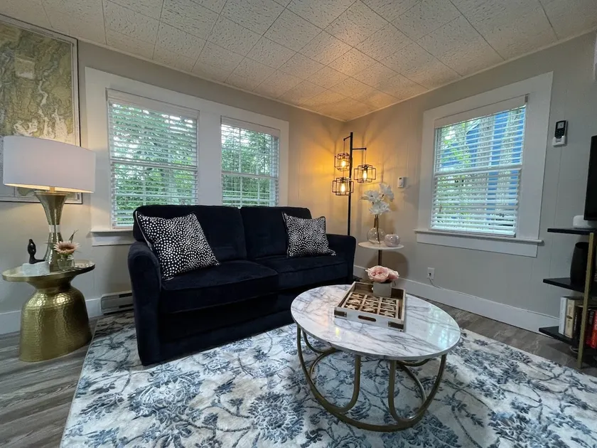 Spacious 1 Bedroom Close to Everything 4 - Image 1