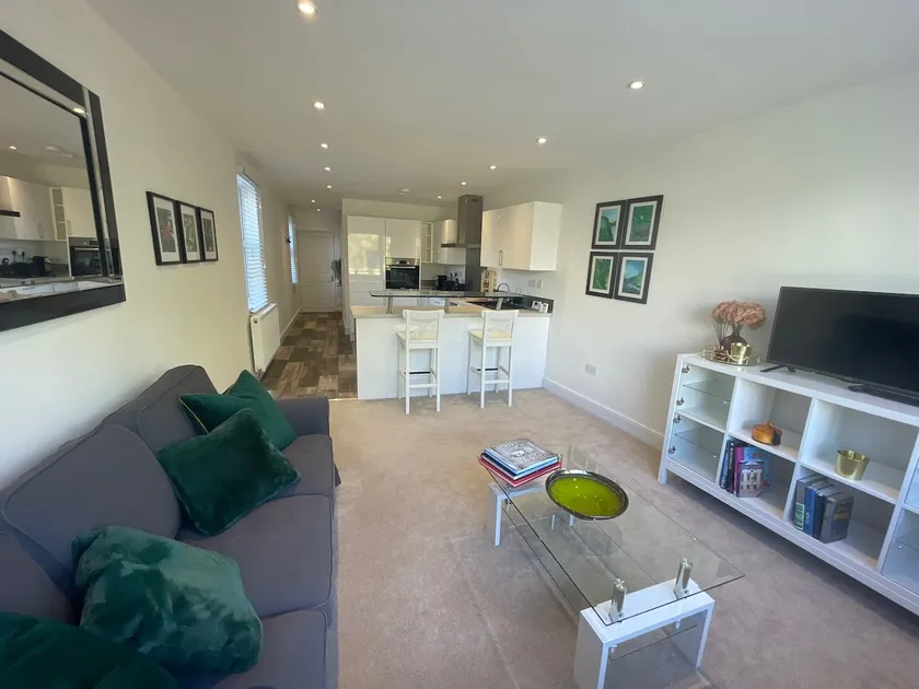 Light and Modern 2BR 1.5BA, newly refurbished! - Image 1