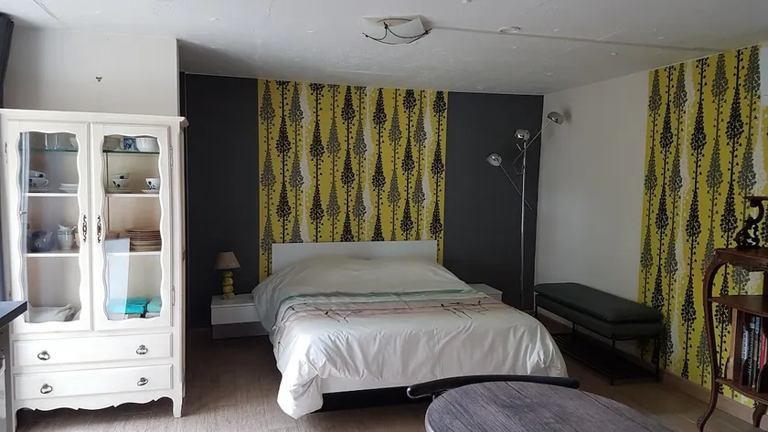Independent room with kitchenette and sauna - Image 1