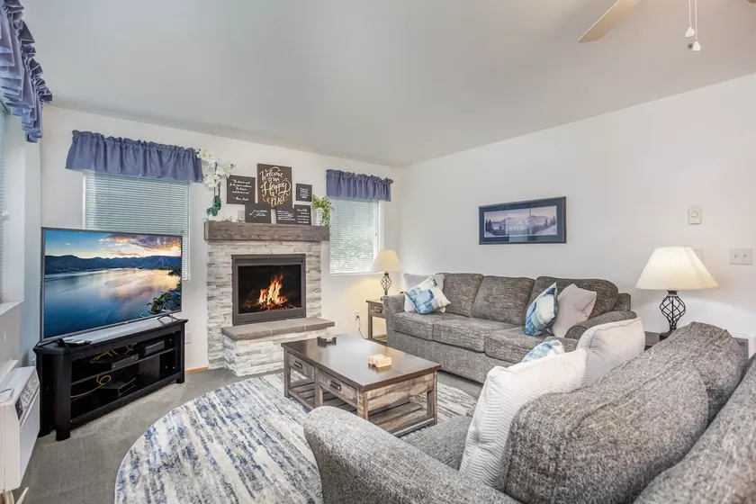 Sleeps 7 | Pet Friendly | Walk to Town + Coaster - Image 1