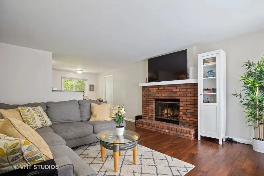 Pet-Friendly Sunny 3BR Near Woodfield & Downtown - Image 1