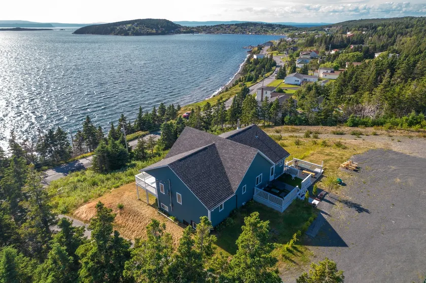 Spacious 4-Bedroom Oceanfront Home - Image 1