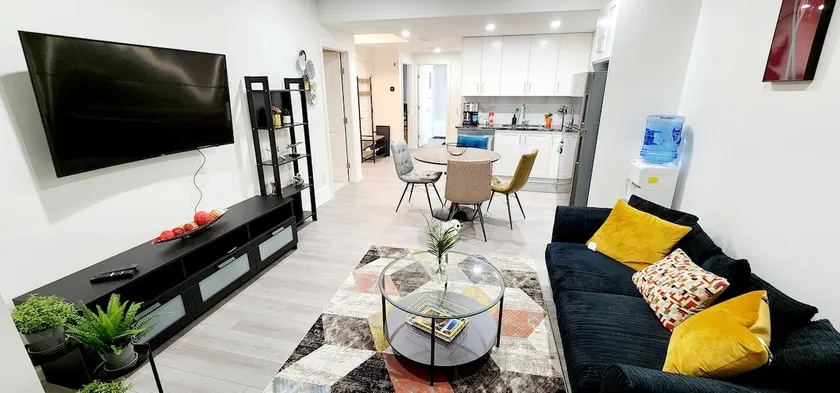 Exquisite & spacious 1-bedroom suite in Calgary - Image 1