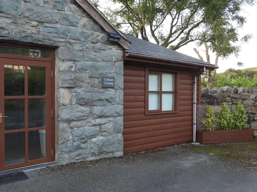Nature's Oasis: Pet-Friendly Snowdonia Cottage - Image 1